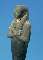 Figura de Ptah-Sokar-Osiris con peluca tripartita y brazos cruzados, egipcia, dinastía XXI-XXII, c.900 a.C. (detalle)