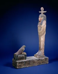 Figura de Ptah-Soker-Osiris de pie sobre un pedestal frente a un sarcófago con un halcón Horus, objeto funerario, egipcio, Periodo Ptolemaico, c. 200 a.C.