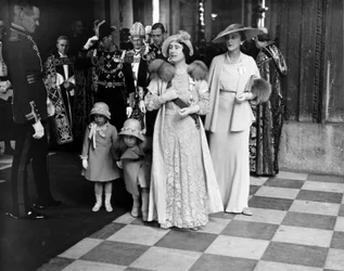 La Reina Isabel y las princesas saliendo de la Catedral de San Pablo, 6 de mayo de 1935