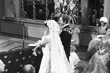 La reina Silvia y el rey Carlos XVI Gustavo durante la ceremonia nupcial en el Storkyrkan de Estocolmo.