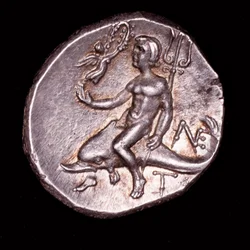 Rara moneda griega antigua, Calabria, Tarento, Taras montado en un delfín sosteniendo un tridente, Nike arriba con una corona (foto)