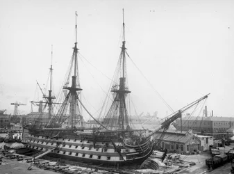 Reinstalación del aparejo de preguerra en el HMS Victory, puerto de Portsmouth