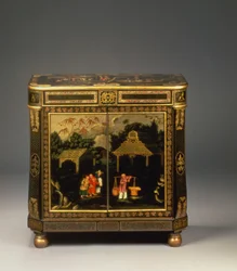 Aparador lateral Regency de tole peinte lacado en negro al estilo japonés, con puertas frontales pintadas con figuras de comerciantes en un paisaje, raro, hacia 1815