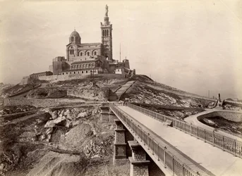 Arquitectura religiosa: vista exterior de la Basílica de Notre Dame de la Garde (Notre-Dame-de-la-Garde), también llamada la 