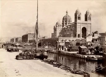 Arquitectura religiosa: vista exterior de la basílica catedral Sainte Marie Maggiore (Sainte-Marie-Maggiore), construida entre 1852 y 1893 según los planos del arquitecto Leon Vaudoyer (1803-1872). Marsella, Bocas del Ródano (13), cenotipo del comienzo