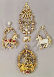 Joyería renacentista de LtoR y TtoB: Insignia de la orden del vellocino de oro y anunciación, finales del siglo XVI (oro y esmalte); Joya colgante en forma de semental, finales del siglo XVI; Joya colgante española en forma de caballo, finales del siglo XV