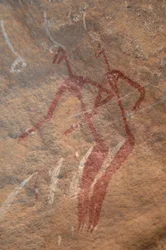 Arte rupestre, Prehistoria: Pintura rupestre de dos personajes longilíneos en un refugio ornamentado en las montañas de Uweinat, Sudán. Periodo de 8000 a 3000 años a.C. Fotografía