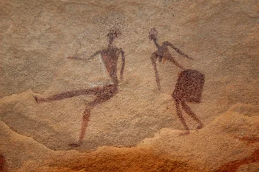 Arte rupestre, Prehistoria: (detalle) de una pintura rupestre de dos personajes (pareja) en un refugio ornamentado, en el macizo de Uweinat, Egipto. (Periodo de 8000 a 3000 años a.C.). Fotografía