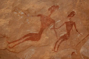 Arte rupestre, Prehistoria: (detalle) de una pintura rupestre de dos personajes en un refugio ornamentado, en el macizo de Uweinat, Egipto. (Período de 8000 a 3000 años a.C.). Fotografía