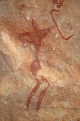 Arte rupestre, Prehistoria: Pintura de un personaje (arquero) en un refugio ornamentado, en el macizo de Uweinat, Sudán (Karkur-Talh o Karkur Talh). Período de 8000 a 3000 años a.C. Fotografía