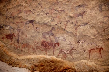 Arte rupestre, Prehistoria: Pintura rupestre de un grupo de ganado y personajes policromos (pastores y arqueros) en un refugio ornamentado, en el macizo de Uweinat, Sudán. Período de 8000 a 3000 años a.C. Fotografía