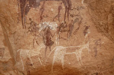 Arte rupestre, Prehistoria: Pintura rupestre de personajes y vacas en un refugio ornamentado en el macizo de Uweinat, Sudán (Karkur-Talh o Karkur Talh). Período de 8000 a 3000 años a.C. Fotografía