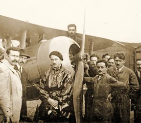 Roland Garros junto a su avión