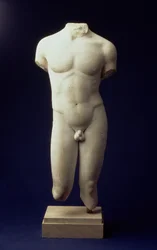 Torso masculino romano de una figura juvenil, después de un original de bronce de Policleto del siglo V a.C. (vista frontal) c.01 d.C.