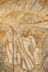 Abadía basílica de Saint-Maurice. Mosaico de Madeleine Diener: Moisés y los hebreos cruzando el Mar Rojo, Saint-Maurice, Suiza