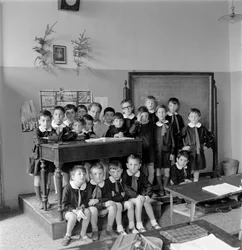 Escuela de niños en Venecia, los estudiantes llevan una blusa. Años 1950