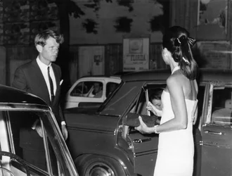 Senador Robert Kennedy con su esposa. Via Veneto. Roma. 1966