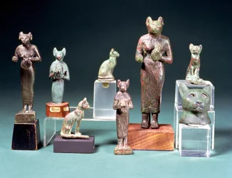 Varias estatuillas de la diosa gata Bastet y figurillas de gatos que representan a la misma diosa, egipcio, Período Tardío, c.664-300 a.C.