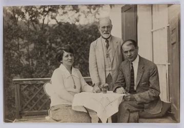 Sigmund Freud y Horace W. y Anjelika Frink, c.1920 (foto en b/n)