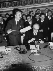 Firma del Tratado de Roma (Marcha Común) Este es Christian Pineau, Ministro de Asuntos Exteriores de Francia. 26 de marzo