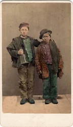 Retrato de dos niños pobres con harapos, Venecia. Siglo XIX