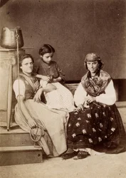 Pequeños oficios: retrato de aguadoras, sentadas cerca de un pozo. Impresión del siglo XIX en cartón Dim. 6X8.5 cm