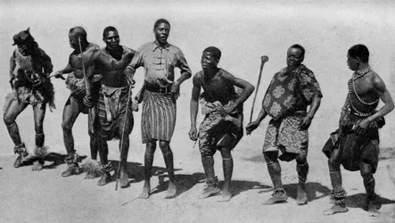 Sudáfrica. Chicos Kaffir alegres disfrutando de una canción y danza concertada. 1920