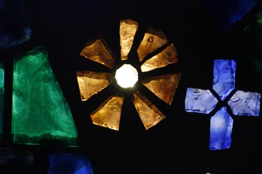 Vidriera en la iglesia de Notre-Dame de Consolation, Hyeres, Francia