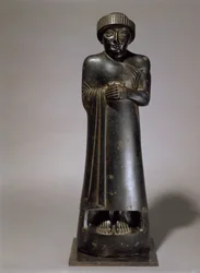 Estatua de Gudea, Príncipe de Lagash, neo-sumerio, de Telloh, antigua Girsu, c.2130 a.C. (diorita)