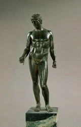 Estatua de Mercurio, adaptación del Discóforo griego de Policleto, romana, 25-50 d.C.