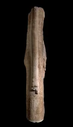 Estatua de Min, vista del lado derecho