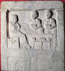 Estela de relieve de un banquete funerario (piedra) con inscripción griega, Asia Menor