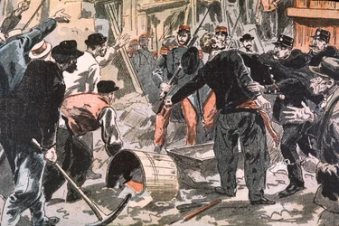 Lucha entre grevistas bretones y fuerzas del orden en una obra, París, principios del siglo XX (grabado)