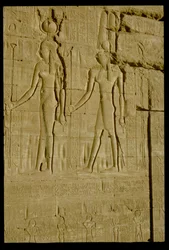 Relieve hundido que representa a Hathor y Horus