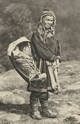 Suecia. Mujer lapona llevando a su bebé en una cuna de piel de reno. 1920