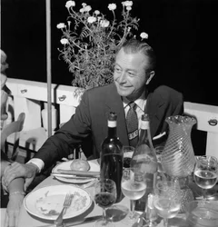 El actor y director Robert Young en el Lido de Venecia - 1954