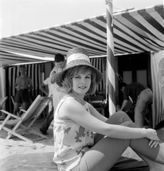 La actriz Carroll Baker en la playa del Lido de Venecia (con un sombrero de campana) - 1961