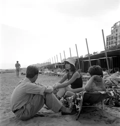 La actriz Elsa Martinelli en la playa del Lido de Venecia - 1964