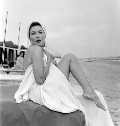 La actriz Gianna Maria Canale en la playa del Lido de Venecia - 1955