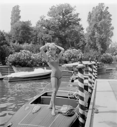 La actriz Nadine Duca en el Lido de Venecia - 1960