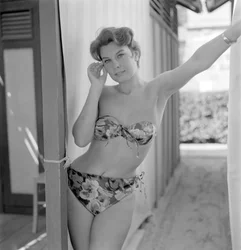 La actriz Pina Bootie en la playa del Lido de Venecia - 1957