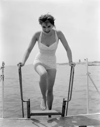 La actriz Tania Weber en la playa del Lido de Venecia - 1952