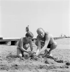 El director Albert Lamorisse con su hijo el actor Pascal Lamorisse en la playa del Lido de Venecia - 1960