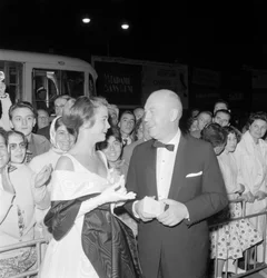 El director Otto Preminger con la actriz Lee Remick en el Festival Internacional de Cine del Lido de Venecia - 1959