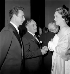 EL CRÍTICO DE CINE GEORGES SADOUL CON EL ACTOR Y CANTANTE POP YVES MONTAND Y LA BEGUM JEANNE ANDRÉ DE AIX LES BAINS EN CANNES - 1954