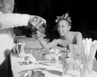 La cantante pop y bailarina Josephine Baker en el Festival Internacional de Cine del Lido de Venecia - 1948