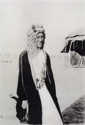 T. E. Lawrence con vestimenta árabe