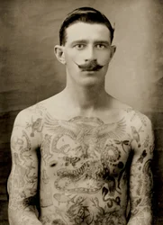 Marinero británico tatuado durante la Gran Guerra de 1914-18 (vista frontal)