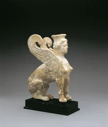 Figura de terracota de una esfinge, del sur de Italia, griego, finales del siglo V-principios del siglo IV a.C.
