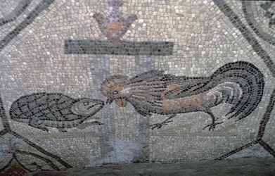 El gallo y la tortuga, detalle de un pavimento decorativo que representa imágenes cristianas y símbolos paganos, hacia 313 d. C.